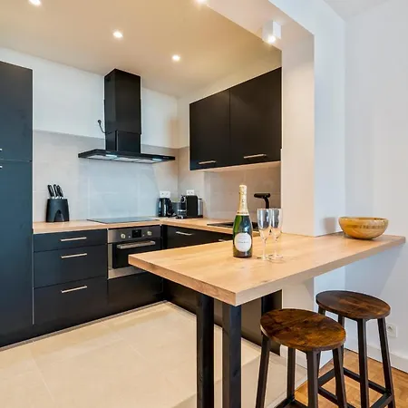 Апартаменты Fantastically Located Modern With Garage Available *