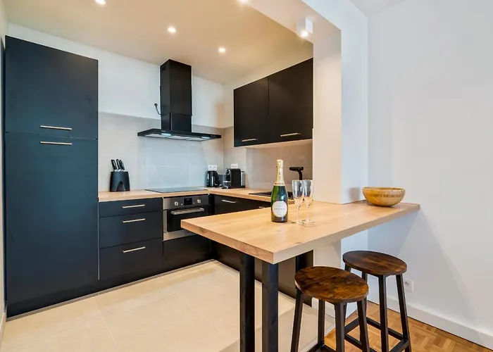 Apartment Fantastically Located Modern With Garage Available *