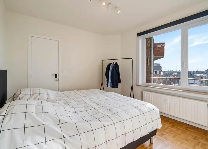 Fantastically Located Modern With Garage Available Apartment *