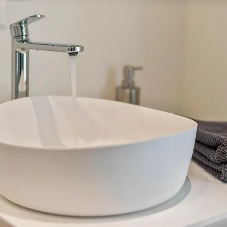 Fantastically Located Modern With Garage Available דירה *